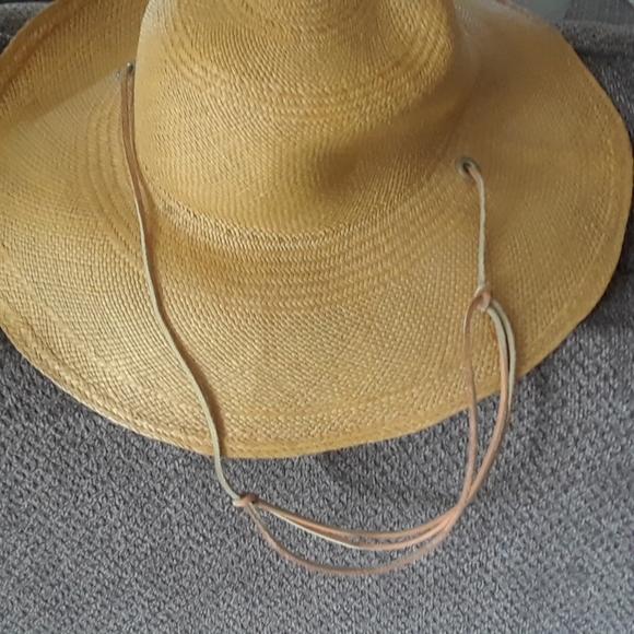 woman's hat - Picture 2 of 4